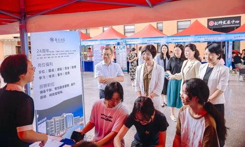 企業(yè)家進校園 引領(lǐng)成長,點亮青春 河源市舉辦 金鳳展翅 女大學生創(chuàng)業(yè)就業(yè)服務活動